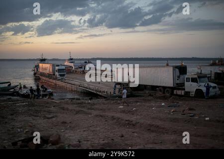 AM - CAREIRO DA VARZEA - 10/10/2024 - (ARTICLE SUGGÉRÉ/GALERIE) CAREIRO DA VARZEA, AMAZONAS, QUEUE DE CAMIONS, SÉCHERESSE, ENVIRONNEMENT, ÉCONOMIE - le port de Ceasa à Manaus est la destination pour les camions qui attendent en ligne depuis plus de 7 jours pour embarquer sur le ferry dans la municipalité de Careiro da Varzea. La ligne de camions est plus de 8 kilomètres de long et a été formée en raison du grand flux de véhicules qui ont voyagé le long de BR-319 de l'État de Rondonia à la municipalité de Careiro da Varzea dans l'État d'Amazonas, comme une alternative au manque de ferries qui prennent les camions à travers le Banque D'Images