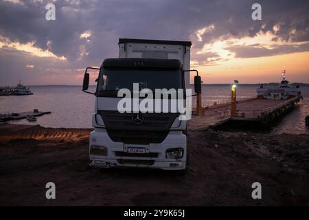 AM - CAREIRO DA VARZEA - 10/10/2024 - (ARTICLE SUGGÉRÉ/GALERIE) CAREIRO DA VARZEA, AMAZONAS, QUEUE DE CAMIONS, SÉCHERESSE, ENVIRONNEMENT, ÉCONOMIE - le port de Ceasa à Manaus est la destination pour les camions qui attendent en ligne depuis plus de 7 jours pour embarquer sur le ferry dans la municipalité de Careiro da Varzea. La ligne de camions est plus de 8 kilomètres de long et a été formée en raison du grand flux de véhicules qui ont voyagé le long de BR-319 de l'État de Rondonia à la municipalité de Careiro da Varzea dans l'État d'Amazonas, comme une alternative au manque de ferries qui prennent les camions à travers le Banque D'Images