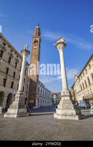 Torre Bissara et colonnes de la Piazza dei Signori, Vicence, Vénétie, Italie, Europe Banque D'Images