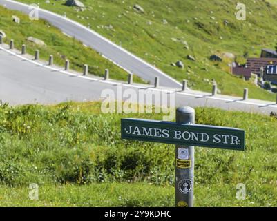 James Bond Goldfinger point de vue courbe sur le col de Furka. Les scènes du film Goldfinger de James Bond ont été filmées sur la route sinueuse de montagne en 1964 ag Banque D'Images