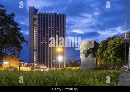 Monument Karl Marx la nuit. Une sculpture de 40 tonnes, le monument le plus célèbre de la ville. Hôtel Congrès. Chemnitz, Saxe, Allemagne, Europe Banque D'Images