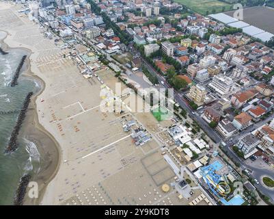 Plage de baignade à Rimini. Plage de baignade sur l'Adriatique par mauvais temps. Tous les transats sont gratuits. Drone photo. Rimini, Province de Rimini, Italie, Europe Banque D'Images
