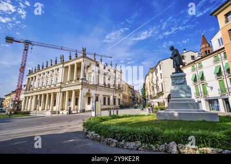 Palazzo Chiericati et Fedele Lampertico monument, Piazza Matteotti, Vicence, Vénétie, Italie, Europe Banque D'Images