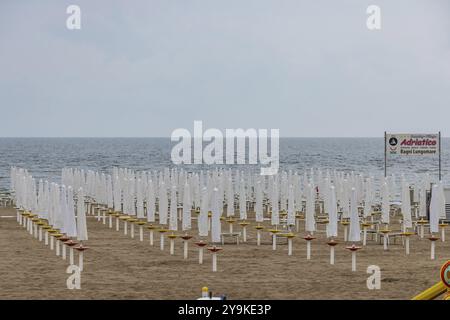 Bagni Lungomare, Chioggia. Plage de baignade sur l'Adriatique par mauvais temps. Tous les transats sont gratuits. Chioggia, Vénétie, Italie, Europe Banque D'Images