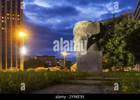 Monument Karl Marx la nuit. Une sculpture de 40 tonnes, le monument le plus célèbre de la ville. Hôtel Congrès. Chemnitz, Saxe, Allemagne, Europe Banque D'Images