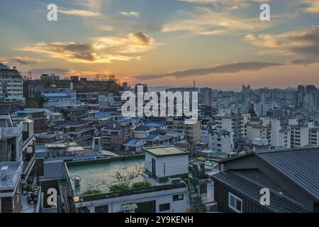Séoul Corée du Sud, gratte-ciel de la ville au lever du soleil au centre-ville de Séoul vue depuis le parc Naksan Banque D'Images