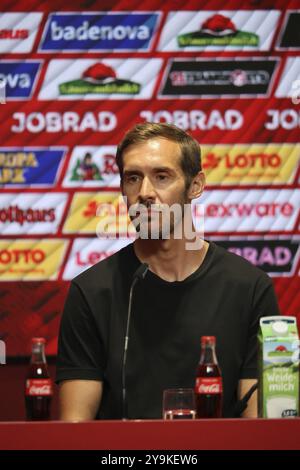 Le nouvel entraîneur-chef Julian Schuster (SC Freiburg) donne des instructions lors de la première séance d'entraînement au coup d'envoi de l'entraînement Football Bundesliga club SC Banque D'Images