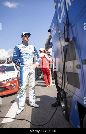 Pilote NASCAR Xfinty, Daniel Hemric (11 ans) se rend sur la piste pour se qualifier pour les uniformes Alsco 250 à l'Atlanta Motor Speedway à Hampton GA Banque D'Images