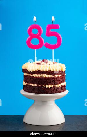 Anniversaire numéro 85 - bougie avec gâteau de velours rouge Banque D'Images