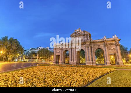 Madrid Espagne, vue nocturne de la ville à Puerta de Alcala Banque D'Images