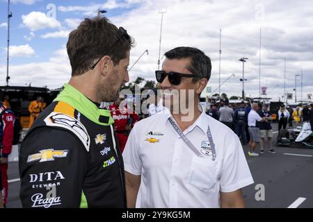 ROMAIN GROSJEAN (77 ans), pilote de la SÉRIE NTT INDYCAR, de Genève, en Suisse, discute avec le propriétaire de son écurie avant le Grand Prix XPEL à Road America à Elkhart L. Banque D'Images