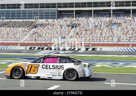 Le pilote NASCAR Cup Series AJ Allmendinger (16 ans) se rend sur la piste pour s'entraîner pour la Bank of Amercia ROVAL 400 au Charlotte Motor Speedway à Conc Banque D'Images