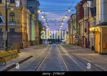 Helsinki Finlande, horizon nocturne de la ville à Aleksanterinkatu Street Banque D'Images