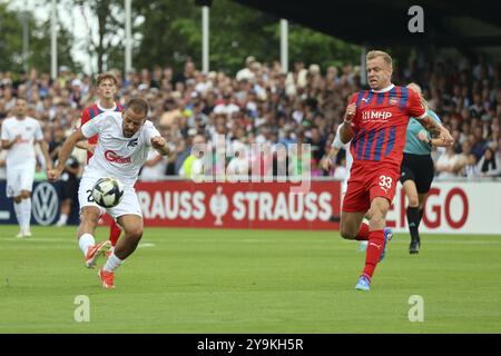 Ivo Colic (Villingen 08) prend la mesure, Lennard Maloney (1. FC Heidenheim) n'a pas besoin d'intervenir, le ballon va au-dessus du but lors du matc Banque D'Images