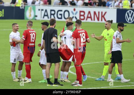 Fair-play, serrez la main après le coup de sifflet final entre les vainqueurs et les perdants du match de la DFB Cup 2022-23, 1er tour : DFB Cup 2024-25, 1er tour principal : FC Banque D'Images