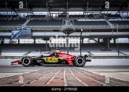 PIETRO FITTIPALDI (30) de Miami, Floride traverse la cour de briques lors d'une séance d'essais pour l'Indy 500 à l'Indianapolis Motor Speedway en S. Banque D'Images