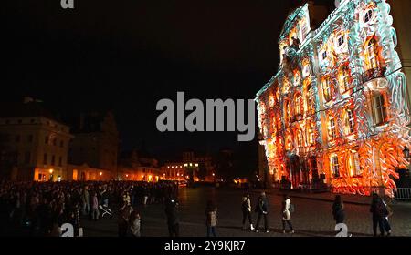 Prague, République tchèque. 10 octobre 2024. Les visiteurs regardent une projection de cartographie vidéo pendant le Festival signal à Prague, en République tchèque, le 10 octobre 2024. Un festival de quatre jours de culture numérique et créative a débuté jeudi, mettant en vedette plus de 20 installations lumineuses réalisées par des artistes du monde entier. Crédit : Dana Kesnerova/Xinhua/Alamy Live News Banque D'Images