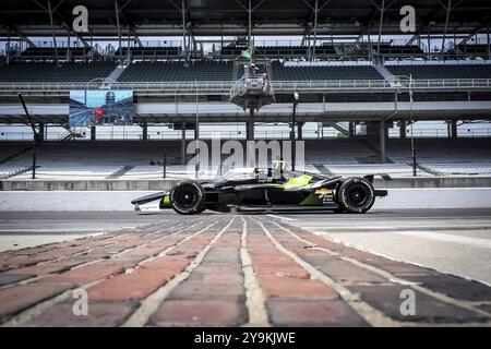 ROMAIN GROSJEAN (77) de Genève, Suisse traverse la cour des briques lors d'une séance d'essais pour l'Indy 500 à l'Indianapolis Motor Speedway i. Banque D'Images