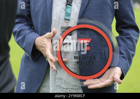 Arno Kiechle (Président du Comité Association match (SBFV) remet le trophée de championnat de l'OL Baden-Wuerttemberg après le match de la Banque D'Images