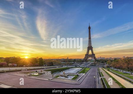 Paris France lève le soleil sur la ville à la Tour Eiffel et aux Jardins du Trocadéro Banque D'Images