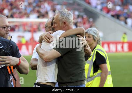 L'homme Christian Streich : un fan est arrivé sur le terrain et est enlacé par l'entraîneur sortant de Fribourg alors qu'il fait ses adieux après le 1er match FBL : 23-2 Banque D'Images