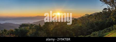 Paysage de nature de forêt tropicale avec lever de soleil de chaîne de montagne avec brume de nuage mobile, panorama de Chiang Mai Thaïlande Banque D'Images