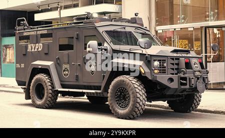 New York City, USA - 11 novembre 2023 : véhicule de secours de la police NYPD Lenco BEARCAT G3 blindé de transport de troupes, vue d'angle Banque D'Images