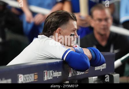 Kansas City, États-Unis. 10 octobre 2024. Bobby Witt Jr. regarde les joueurs des New York Yankees célébrer sur le terrain après avoir battu les Kansas City Royals dans le quatrième match de la MLB ALDS au Kauffman Stadium à Kansas City, Missouri, le jeudi 10 octobre 2024. Les Yankees battent les Royals 3-1 et avancent dans l'ALCS. Photo de Jon Robichaud/UPI crédit : UPI/Alamy Live News Banque D'Images