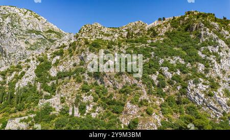 Vue aérienne de l'église notre-Dame de Remedy, perchée sur le versant du massif John au-dessus de la vieille ville de Kotor au Monténégro Banque D'Images