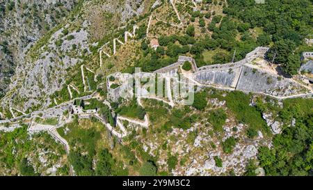 Vue aérienne de l'échelle de Kotor, un escalier menant à la forteresse de San Giovanni (Saint Jean) construit sur un éperon rocheux au-dessus de la vieille ville de Banque D'Images