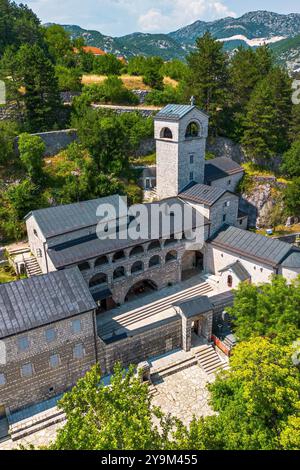 Vue aérienne du monastère de Cetinje dans l'ancienne capitale du Monténégro dans les Balkans Banque D'Images