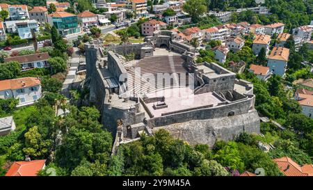 Vue aérienne de la forteresse turque de Kanli Kula à Herceg Novi, une ville située à l'entrée ouest de la baie de Kotor sur la côte de l'ad Banque D'Images