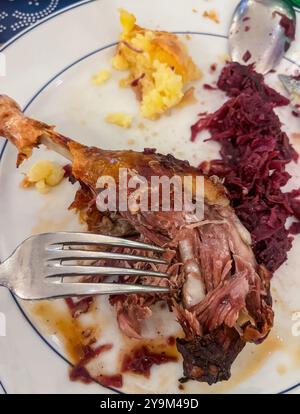 Cuisse de canard avec garniture sur une assiette sur la table. Photo de haute qualité Banque D'Images