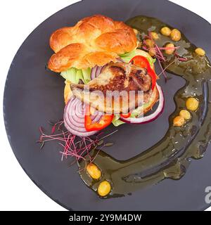 Présentation élégante de foie gras d'oie décadent dans un restaurant français haut de gamme. Photo de haute qualité Banque D'Images