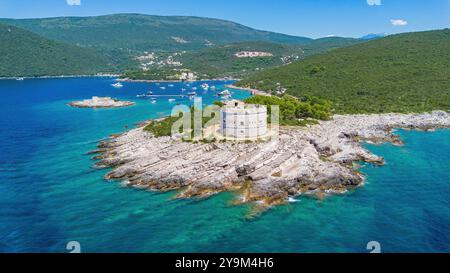 Vue aérienne de la forteresse d'Arza sur le cap d'Arza à l'extrémité de la péninsule de Luštica au Monténégro Banque D'Images