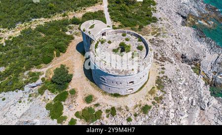 Vue aérienne de la forteresse d'Arza sur le cap d'Arza à l'extrémité de la péninsule de Luštica au Monténégro Banque D'Images