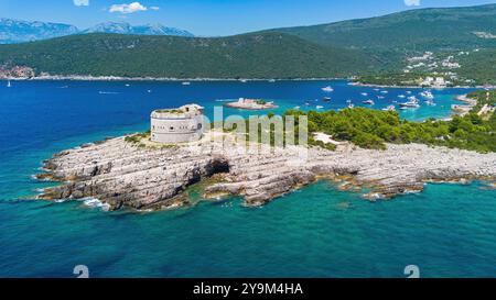 Vue aérienne de la forteresse d'Arza sur le cap d'Arza à l'extrémité de la péninsule de Luštica au Monténégro Banque D'Images