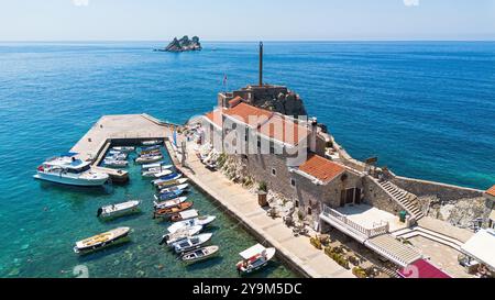 Vue aérienne du château de Kastio construit sur une péninsule à Petrovac na Moru, une station balnéaire située sur la côte de la mer Adriatique au Monténégro Banque D'Images