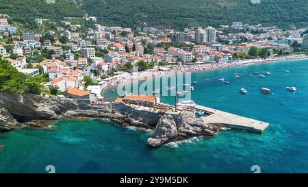 Vue aérienne du château de Kastio construit sur une péninsule à Petrovac na Moru, une station balnéaire située sur la côte de la mer Adriatique au Monténégro Banque D'Images