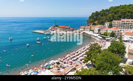 Vue aérienne du château de Kastio construit sur une péninsule à Petrovac na Moru, une station balnéaire située sur la côte de la mer Adriatique au Monténégro Banque D'Images