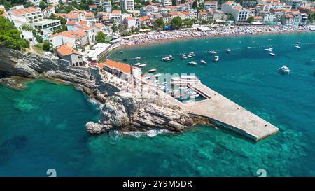 Vue aérienne du château de Kastio construit sur une péninsule à Petrovac na Moru, une station balnéaire située sur la côte de la mer Adriatique au Monténégro Banque D'Images