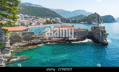 Vue aérienne du château de Kastio construit sur une péninsule à Petrovac na Moru, une station balnéaire située sur la côte de la mer Adriatique au Monténégro Banque D'Images