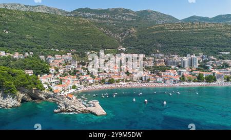 Vue aérienne du château de Kastio construit sur une péninsule à Petrovac na Moru, une station balnéaire située sur la côte de la mer Adriatique au Monténégro Banque D'Images