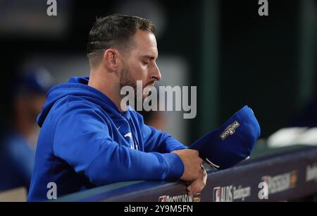 Kansas City, États-Unis. 10 octobre 2024. Paul DeJong regarde les joueurs des New York Yankees célébrer sur le terrain après avoir battu les Kansas City Royals dans le quatrième match de la MLB ALDS au Kauffman Stadium de Kansas City, Missouri, le jeudi 10 octobre 2024. Les Yankees battent les Royals 3-1 et avancent dans l'ALCS. Photo de Jon Robichaud/UPI crédit : UPI/Alamy Live News Banque D'Images