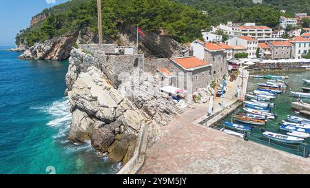 Vue aérienne du château de Kastio construit sur une péninsule à Petrovac na Moru, une station balnéaire située sur la côte de la mer Adriatique au Monténégro Banque D'Images