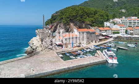 Vue aérienne du château de Kastio construit sur une péninsule à Petrovac na Moru, une station balnéaire située sur la côte de la mer Adriatique au Monténégro Banque D'Images