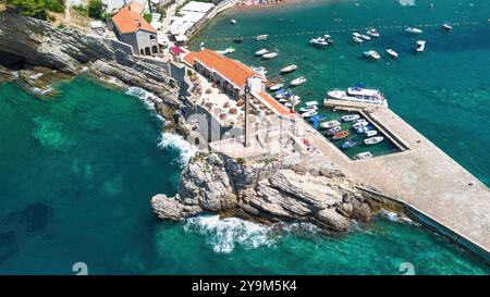 Vue aérienne du château de Kastio construit sur une péninsule à Petrovac na Moru, une station balnéaire située sur la côte de la mer Adriatique au Monténégro Banque D'Images