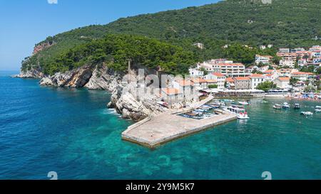 Vue aérienne du château de Kastio construit sur une péninsule à Petrovac na Moru, une station balnéaire située sur la côte de la mer Adriatique au Monténégro Banque D'Images