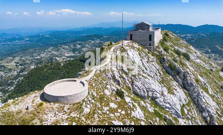 Vue aérienne du mausolée de Njegoš au sommet du mont Lovćen dans le parc national de Lovćen près de Cetinje au Monténégro Banque D'Images