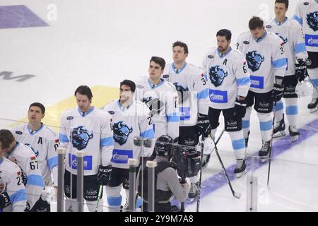 Saint-Pétersbourg, Russie. 10 octobre 2024. Joueurs Dinamo Hockey Club vu en action lors du match de hockey, Kontinental Hockey League 2024/2025 entre SKA Saint Petersburg et Dinamo Minsk au Palais des Sports de glace. (Score final ; SKA Saint Petersburg 2:4 Dinamo Minsk) crédit : SOPA images Limited/Alamy Live News Banque D'Images